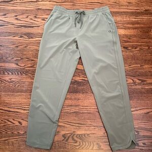NWOT Women’s Gapfit lightweight pants khaki size M.86% poly,14% spandex/elastane